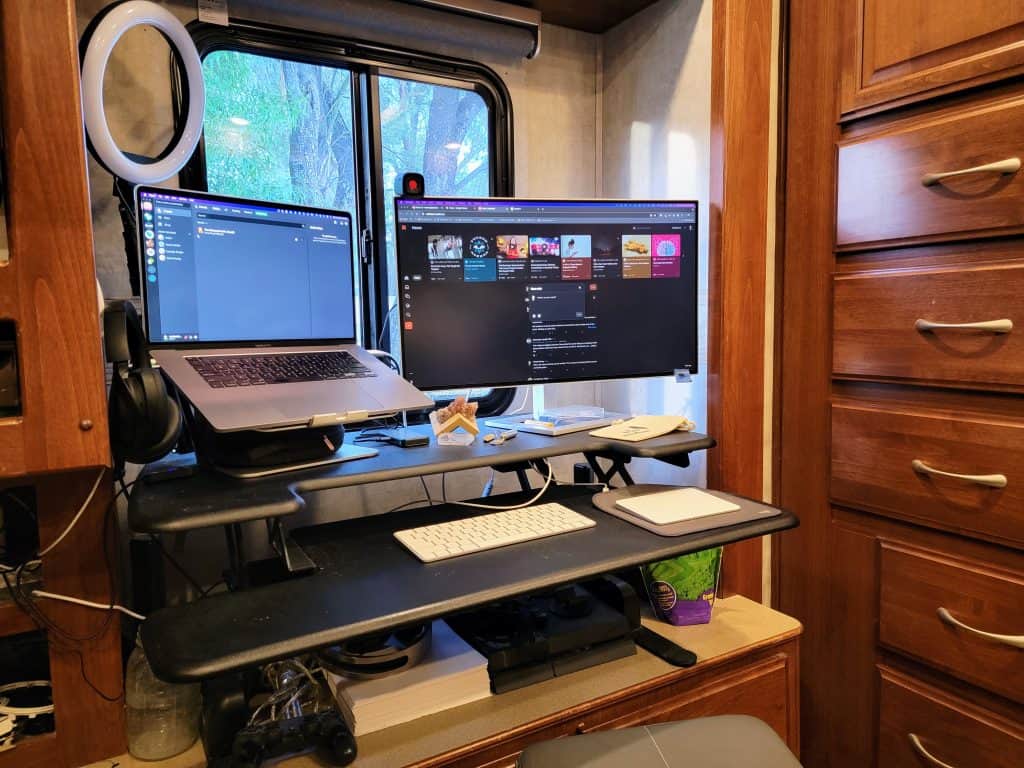 Compact workspace with dual monitors setup